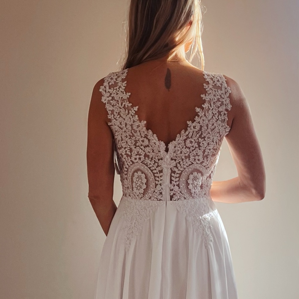 Brand new Wedding Dress in white in small